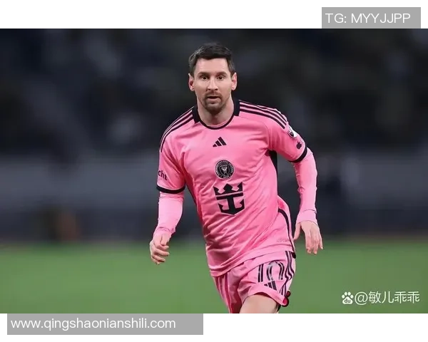 足球巨星忧伤表情背后：比赛失利与心灵的孤独瞬间